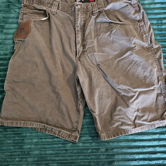Wrangler Men's Olive and Gray Cargo Shorts - Picture 2 of 12